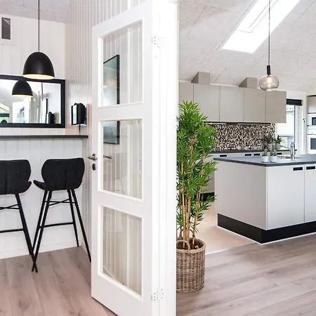 Luxury Retreat By The Sea - By Traum Holiday home